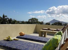 Lou'Kaz - Entire Rental Units with panoramic rooftop, hotel di Coteau Raffin