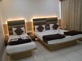 HOTEL PARAMOUNT, hotel di Anand