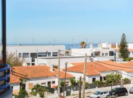 Sea View & Sundown, 150m from the Beach and Surf Spots, apartamento em Costa da Caparica