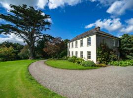 Large country house close to the sea in West Cork、Kilbrittainのホテル