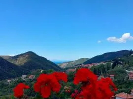 Camera tra le Cinque Terre, Camogli e Portofino. Vista valle e scorcio mare all'orizzonte