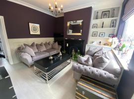 Interior Designed 4 bed Home Horsforth with gym!, hotel with parking in Horsforth