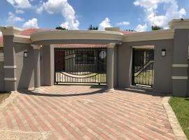 Icebolethu Guest House, hotel di Standerton