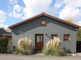 Villa Emilia - Gemütliches kinderfreundliches Blockhaus mit umzäuntem Garten – dom wakacyjny w mieście Sint Annaland