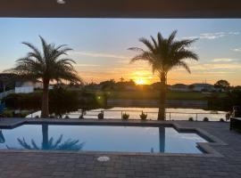 Canal Waterfront house-Pool-Fishing and Game Room, hotel in Cape Coral