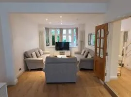 Large 6 Bedroom house in Hendon