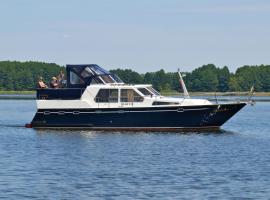 Boats & Yachts at Rechlin Harbor by Kuhnle-Tours, barco em Rechlin