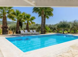 The Olive Grove Cottage with private swimming pool, semesterhus i Archanes