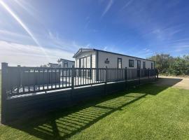 Luxury Lodge With Stunning Full Sea Views In Suffolk Ref 20234bs, hotel in Hopton on Sea