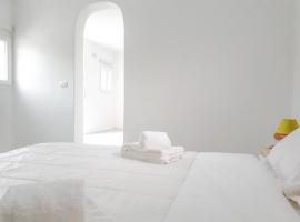 Excelent Cyclades Villa, hotel in Vlychada