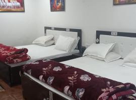 Somnath residency, hotel with jacuzzis in Vrindāvan