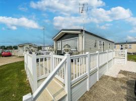 Modern 6 Berth Caravan With Wifi At Martello Beach In Essex Ref 28008pm, hotell i Clacton-on-Sea