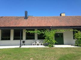 Hangvar Skola Biologisalen, Hotel in Lärbro