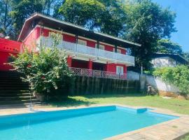 Chácara com Piscina e Amplo Quintal, hotel in Embu