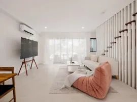 Netflix Brand new 4BR Fast NBN AC Free Parking