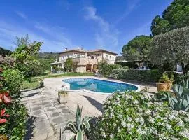 Lovely Home In Saint-Julien-Les-Rosie