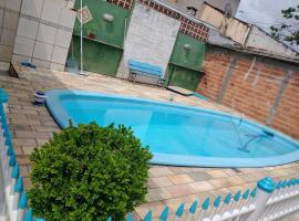 Casa 2 quadra do mar com piscina, hotel in Matinhos