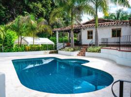 Vivanco House + Pool Great Place Comfortable, viešbutis mieste Santa Fe de Antioquia