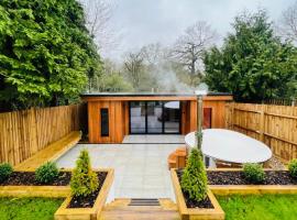 Peaceful retreat with hot tub and sauna, hotel with jacuzzis in Edgware