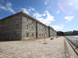 ROYAL WILLIAM YARD Apartments "THE BRUCE" - BOOK either FAMILY APARTMENT king Bed, Triple Bunk Cabin & Sofa Bed - or SMALL FAMILY STUDIO twin bed mezzanine over KIng Bed - PRIVATE connecting lobby so BOOK BOTH For LARGER GROUPS - FREE ONSITE PARKING, hotel in Plymouth