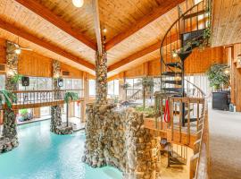 Bloomfield Retreat with Pool 6 Mi to Riverside Park โรงแรมในBloomfield Hills