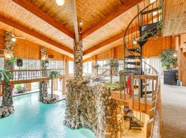 Bloomfield Retreat with Indoor Pool and Tennis Court!, בית נופש בBloomfield Hills