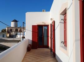 Serene 3BR Hideaway in Naxos!, hotel di Vívlos