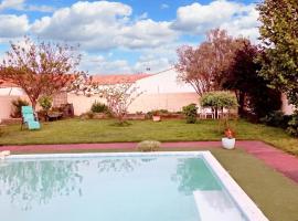 Studio cosy avec jardin, La Jarrie, 23m², piscine partagée, Hotel in La Jarrie