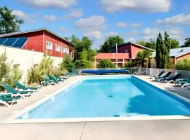 Maison de 2 chambres avec piscine partagee et terrasse amenagee a Chaveignes, hotel com estacionamento em Chaveignes