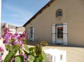 Gîte le grand Puy Loup, proche Puydufou, Hotel in Saint-Amand-sur-Sèvre