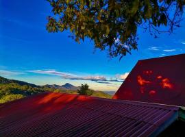 Cabaña Monarca – The BEST View in The Area!、Jardínのコテージ