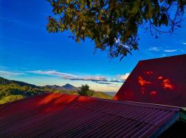 Cabaña Monarca – The BEST View in The Area!, casa de campo em Jardín