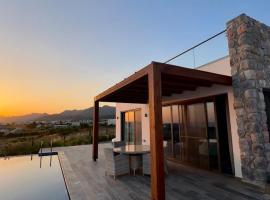 Bungalow med privat saltvannsbasseng på Dejablue, hotel v destinaci Kalogrea