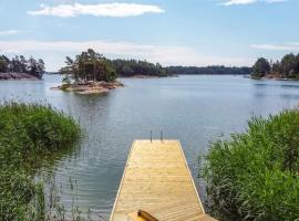 Villa Porkkala - Seafront Jacuzzi Nature Reserve, vakantiehuis in Kirkkonummi