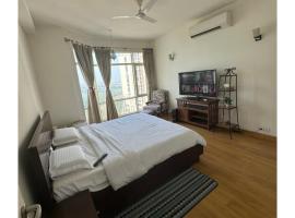 Golf view paradise : luxurious 3 bhk flat, hotell i Greater Noida