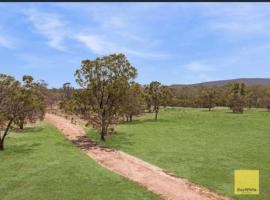 Jabiru (Stork) Wetland Farmstay, hotel with parking in Deepwater