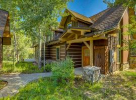 Tamarack Ski Resort Townhome - Elegant couple's retreat - Path to chairlift - Golf, hotel v destinaci Donnelly