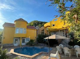 Yellow Villa With A Sea View, hotelli Budvassa