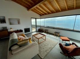 Moradia alegre com vista deslumbrante, hotel em Serreta