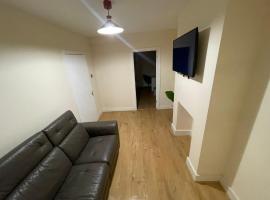 The Big 3 Bedroom London House 2 bathrooms, hotel a Woolwich