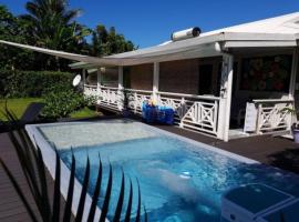 Taravao Belvedere maison 3ch calme avc Piscine+2 bungalow 15 min Teahupoo wave, hotel a Tohautu