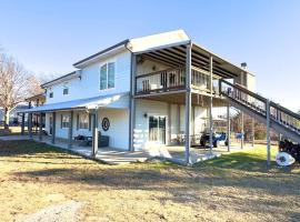 Captain's Hideaway Lake Texoma!, hotel with parking in Kingston