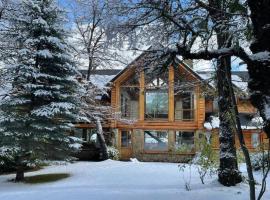 Imponente vista hacia el bosque nevado, hotel a San Carlos de Bariloche