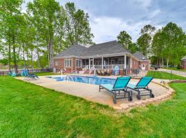 Lake Norman Waterfront Escape with Pool and Dock!, hotel Denverben