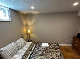 Budget To Go Room- All amenities near by!! K2, quarto em acomodação popular em Kitchener