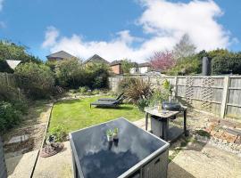 Coastline Retreats - Beautiful Detached Family Home, hotelli Bournemouthissa