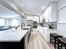 Walk to Beach Luxury 4BR & 4BA Villa Hollywood Lakes