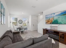 Modern Sunshine Oasis with Large Heated Pool, Just 20 mins to Siesta Key