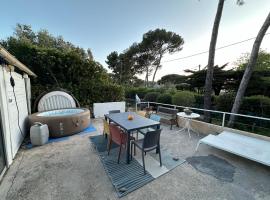 A 150m de la plage - Jolie maisonnette avec jardin et spa, hôtel à La Seyne-sur-Mer