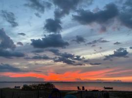 Beachfront Sunsets At Oakwood Beach, Hotel in Delaware City